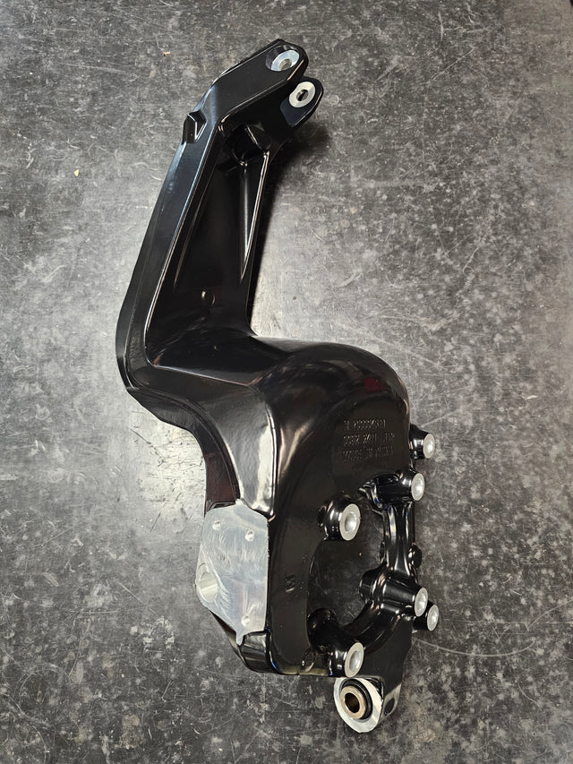 Maverick R Deep Black Rear Right Knuckle